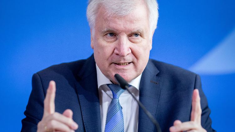 Bundesinnenminister Seehofer zeigt sich zuversichtlich, mit dem neuen Gesetz Abschiebungen schneller voranzutreiben.