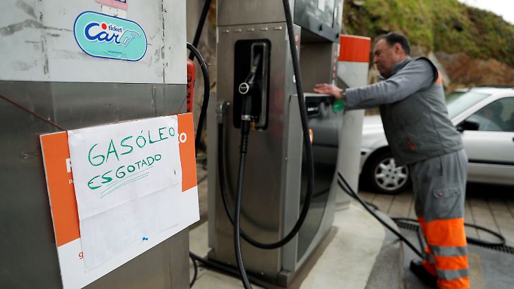 Benzin ist aus, steht auf dem handgeschriebenen Zettel - solche Nachrichten bringen Auto- und Fernfahrer in Portugal an den Rand der Verzweiflung. 
