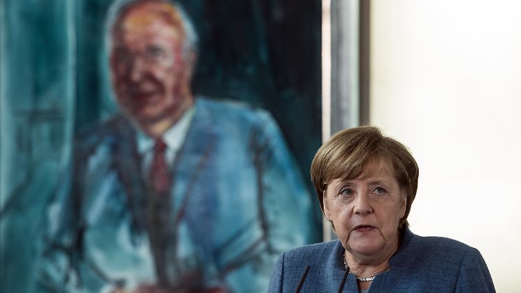 Bundeskanzlerin Merkel im Kanzleramt vor einem Bild ihres Vorvorgängers.