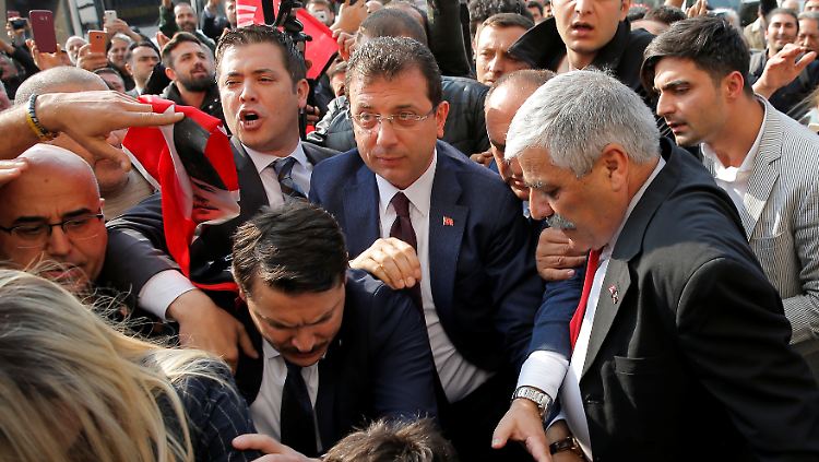 Istanbuls neuer Bürgermeister: CHP-Kandidat Imamoglu betritt den Justizpalast, um seine Ernennungsurkunde entgegen zu nehmen.