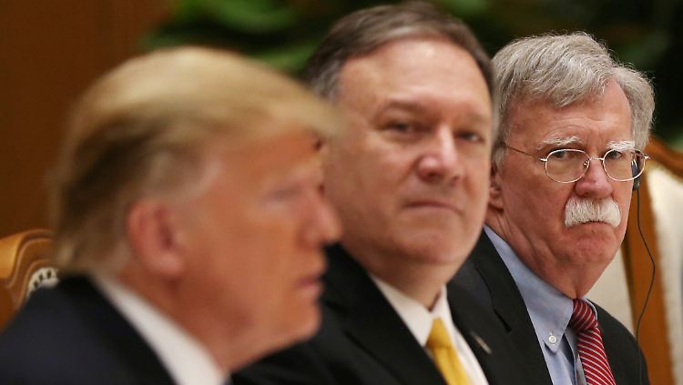Bolton (r.) verkündete die Maßnahmen - Außenminister Mike Pompeo (M.) hatte zuvor schon angekündigt, Klagen von Exilkubanern gegen europäische Unternehmen zuzulassen. Trump (l.) geht es darum, Kuba für seine Venezuela-Hilfe zu bestrafen.
