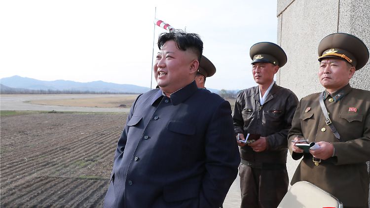 Nordkoreas Machthaber Kim bei einer Flugübung der Volksarmee. Das Bild wurde von der staatlichen Nachrichtenagentur KCNA veröffentlicht.