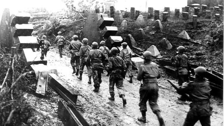 Amerikanische Soldaten untersuchen bei ihrem Vormarsch den Westwall.
