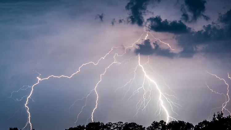 Dank eines dezentralen Radioteleskops aus Tausenden einfachen Antennen haben Wissenschaftler herausgefunden, warum Gewitterwolken mehrfach blitzen.