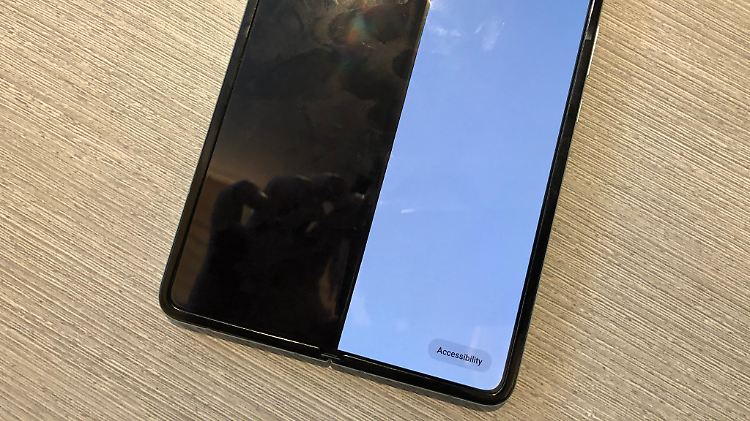 Samsung Galaxy Fold in Nöten: Das Display des "CNBC"-Testgeräts gab bereits nach einem Tag den Geist auf.