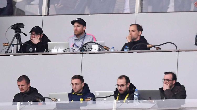 Thomas Tuchel (oben rechts) darf aufgrund einer Sperre nur auf der Tribüne sitzen.