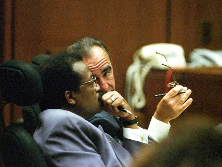 Robert Shapiro bespricht sich mit Johnnie Cochran während des O.J.-Prozesses.