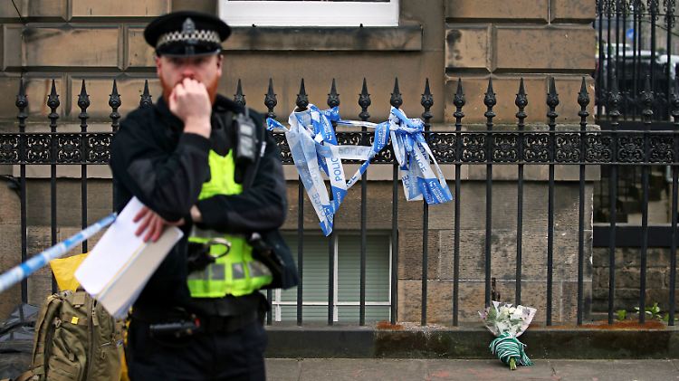 Fassungslosigkeit in Edinburgh - ein Polizist am Tatort.
