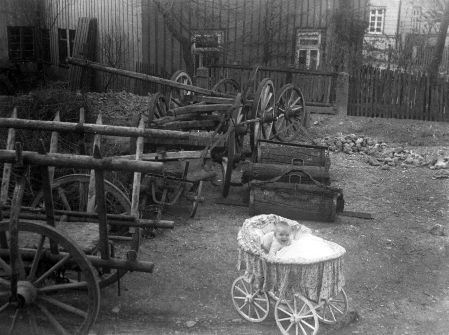 In der Literatur gilt immer noch England als Geburtsland des modernen Kinderwagens, wo Charles Burton 1853 in London seinen "Perambulator" genannten Kinderwagen patentieren ließ. (Bild: auf einem Bauernhof in Deutschland, 1920er-Jahre)