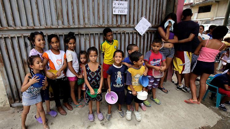 Kinder warten vor einer Suppenküche in Caracas, Venezuela.