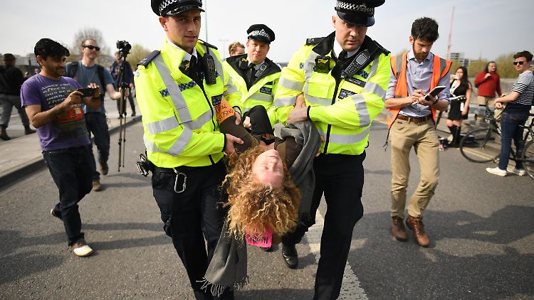 Auf der Waterloo Brücke haben die britischen Polizisten viele Aktivisten festgenommen. Sie hatten die Brücke besetzt. 