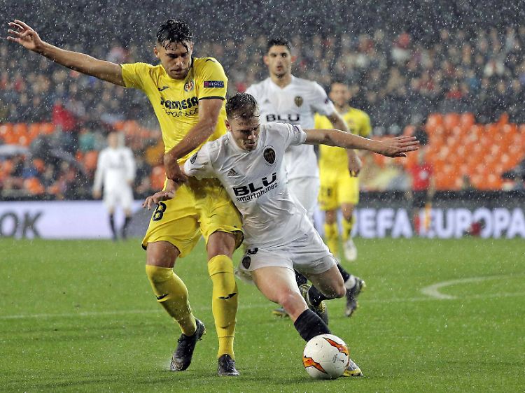 Eine Regenschlacht lieferten sich die beiden spanischen Teams im Europa-League-Viertelfinale. Valencia brachte schließlich den Sieg ins Trockene.