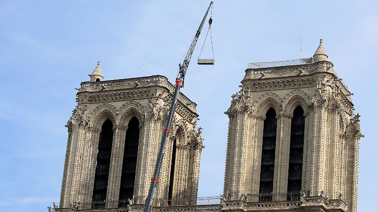Die Kathedrale ist von dem Brand schwer in Mitleidenschaft gezogen.