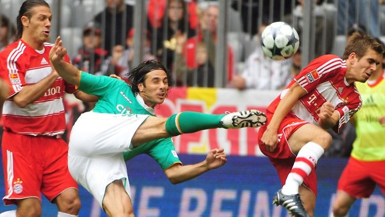 Kennt sich bestens mit dem FC Bayern aus: Claudio Pizarro (m.), hier 2008 beim bisher letzten Werder-Sieg in München.