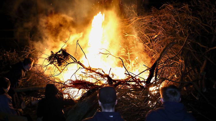 Traditionelle Osterfeuer werden in Deutschland meist am Karsamstag entzündet.
