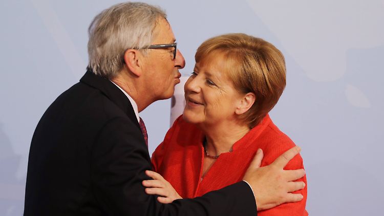 Ein regelrechter Fan der Kanzlerin: Jean-Claude Juncker und Angela Merkel.