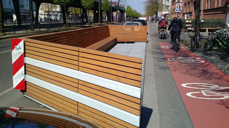 Neben einer der "Begegnungszonen" verläuft die U-Bahn-Strecke oberirdisch.