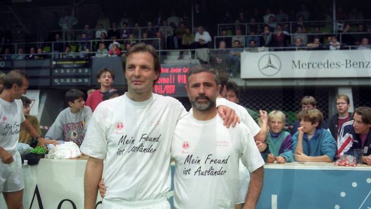 Charly Körbel und Gerd Müller tragen im Jahr 1994 T-Shirts der Kampagne "Mein Freund ist Ausländer".