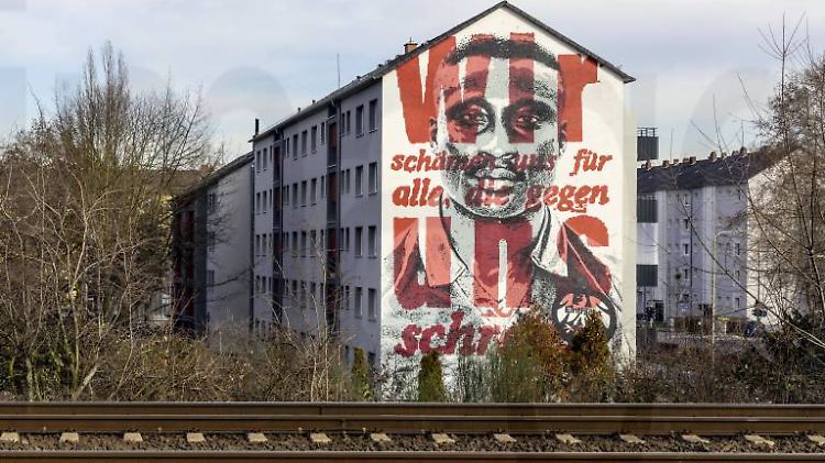 "Wir schämen uns für alle, die gegen uns schreien." Der Satz stammt aus einem offenen Brief der Fußballprofis Souleyman Sané und Anthony Baffoe gegen Rassismus und ist seit 2014 auf einer Hauswand an der Frankfurter S-Bahn-Station Niederrad zu sehen.
