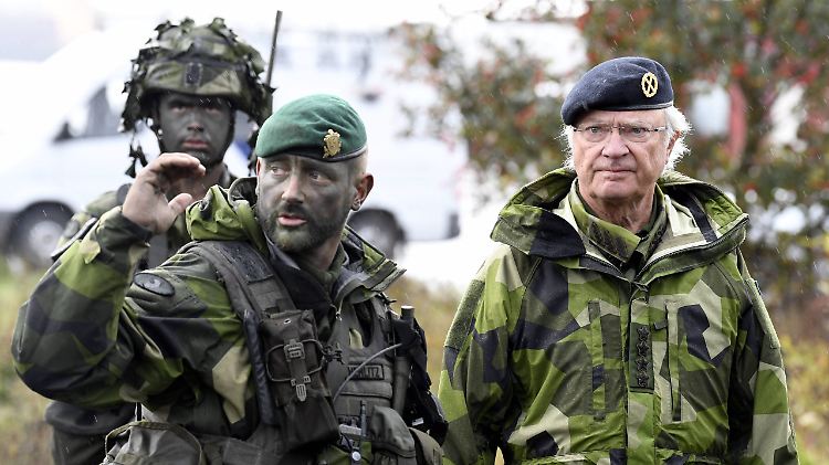 Der schwedische König Carl XVI. Gustaf beobachtet im September 2017 auf Gotland das Militärmanöver Aurora 17. 