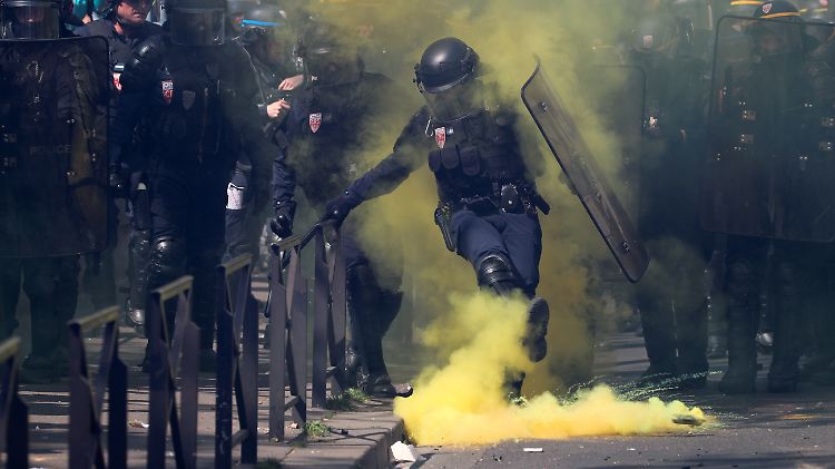 Tränengas gegen die Protestler: Die Gelbwesten erinnern die Regierung daran, dass der Wiederaufbau von Notre-Dame nicht das einzige wichtige Thema in Paris ist. 
