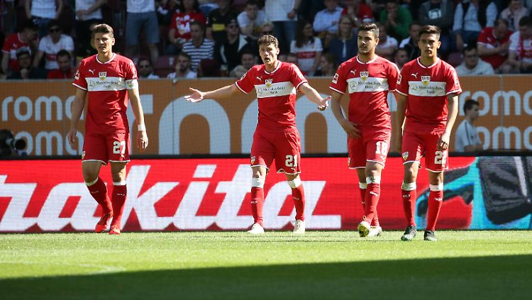 Der VfB Stuttgart ist nach einer desaströsen Vorstellung in Augsburg in akuter Abstiegsgefahr.