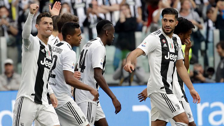 Cristiano Ronaldo (l.) bejubelt mit Emre Can (r.) den historischen Juve-Triumph.