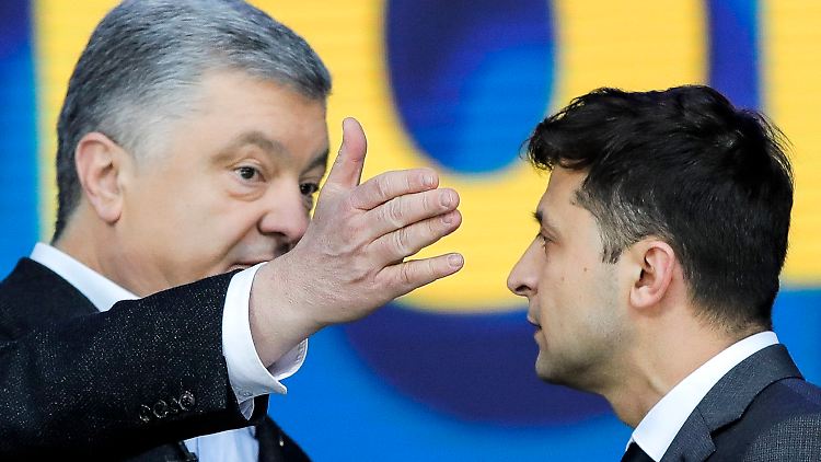 Amtsinhaber Poroschenko (l.) und Herausforderer Selenskyj beim TV-Duell im Olympiastadion.