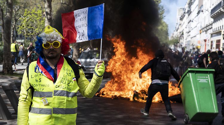 Tausende Gelbwesten protestieren friedlich, doch auch der radikale Block umfasst laut Polizei über 1500 Personen.  