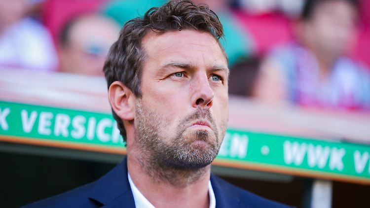 Nach dem Desaster gegen Augsburg sind Weinzierls Tage beim VfB gezählt.