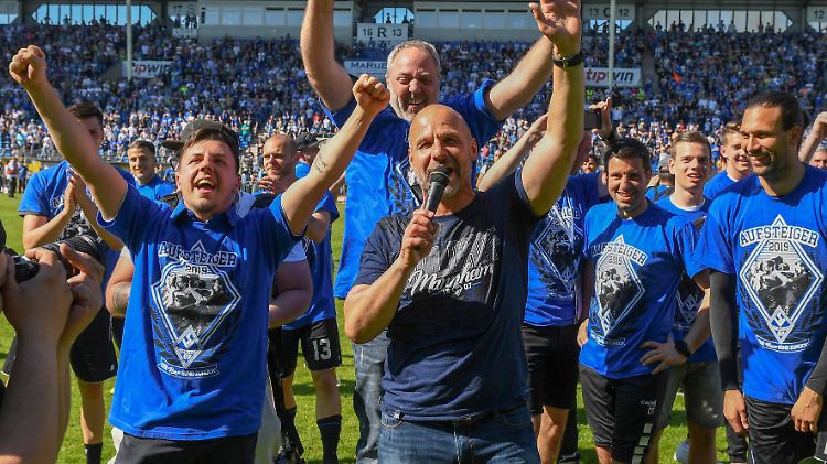 Mannheimer Party-Crew: Waldhof feiert die Rückkehr in den Profi-Fußball.