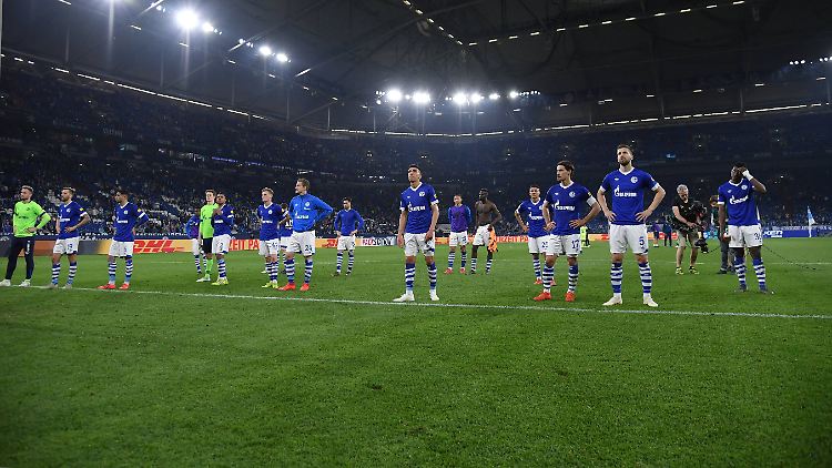 Da stehen sie, die Schalker, nach einem "Spiel zum Vergessen".