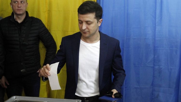 Wolodymyr Selenskyj bei der Stimmabgabe im Wahllokal. Danach bekam er Besuch von der Polizei.