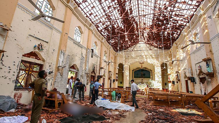 Nach der Explosion: Der Innenraum der St. Sebastians Kirche in Nogombo. 