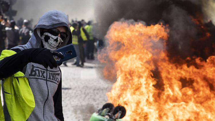 Szene von den "Gelbwesten"-Protesten am Samstag in Paris.