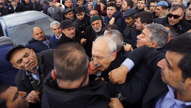 Kilicdaroglu (M.) ist der Chef der größten Oppositionspartei CHP.