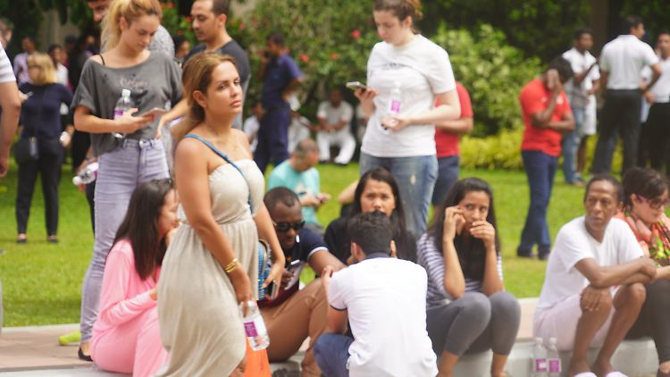 Nach den Anschlägen warten Touristen vor einem Luxushotel in Colombo. 