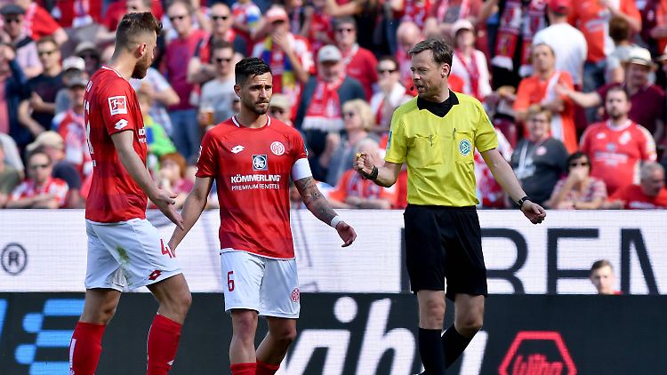 Drei der Protagonisten der kompliziertesten Szene des 30. Spieltags: Die Mainz-05-Profis Alexander Hack und Danny Latza (v.l.) und Schiedsrichter Markus Schmidt. Zumindest der hat alles richtig gemacht.