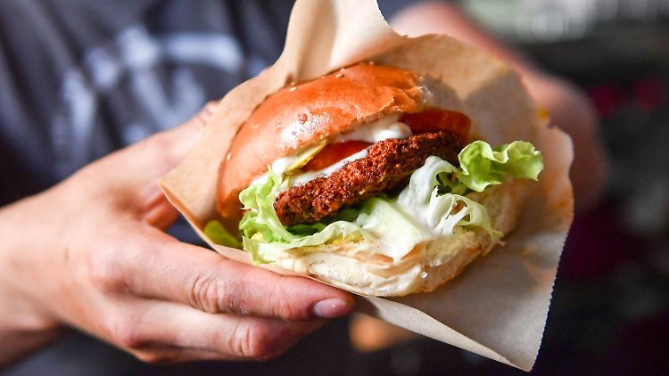 Der Trend geht zu mehr veganen Angeboten - wobei vegan nicht zwangsläufig immer auch gesund ist.
