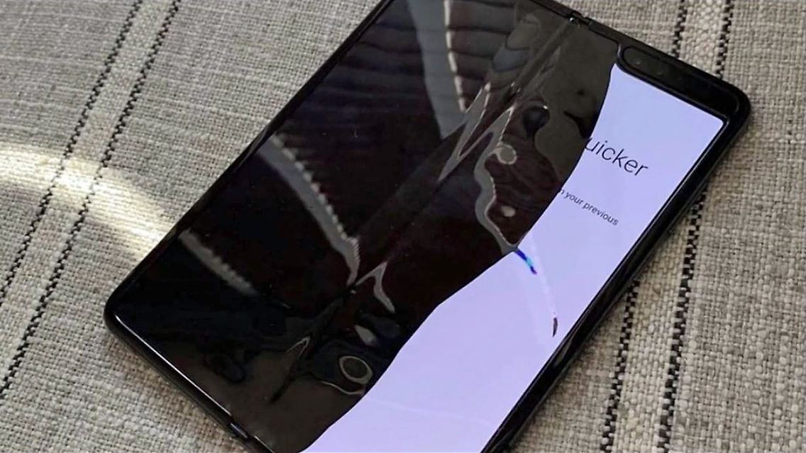 Galaxy Fold Defekt.JPG