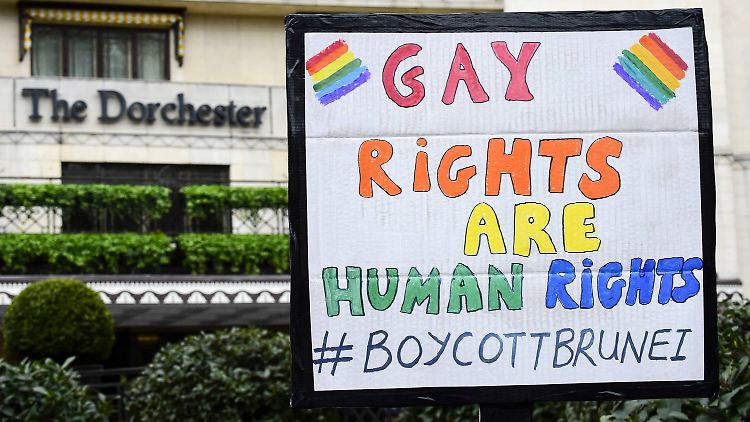 Anfang April protestierten Aktivisten vor einem Hotel Bruneis in London gegen die schärferen Gesetze.