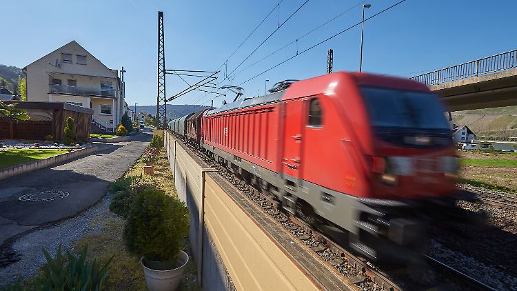 Eine Mini-Lärmschutzwand direkt am Gleis: Ob's damit auch getan ist, testet die Deutsche Bahn gerade.