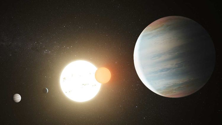 In vergleichsweise engem Abstand umrunden die drei Planeten die beiden Sonnen.
