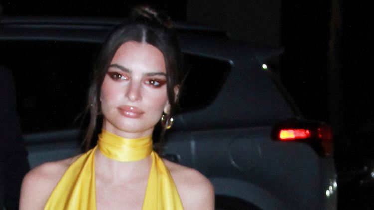 Emily Ratajkowski feiert Ostern erotisch.