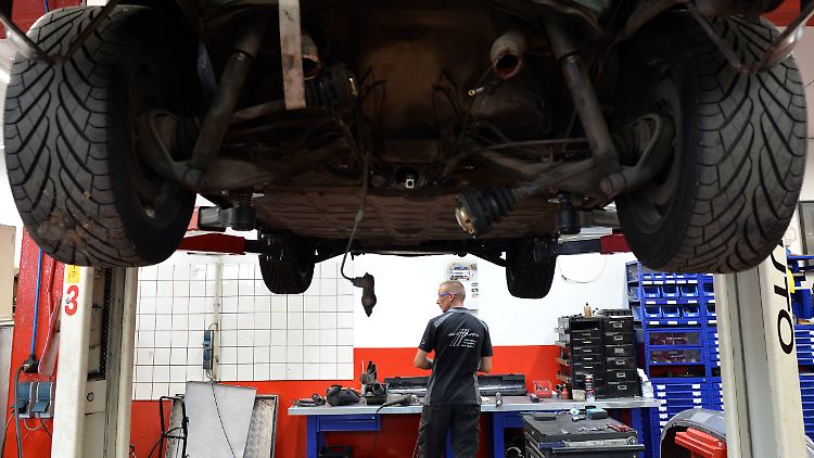 Selbst Reifenwechsel oder Arbeuiten an den Bremsen dürfen bei E-Autos nur von Spezialisten vorgenommen werden.