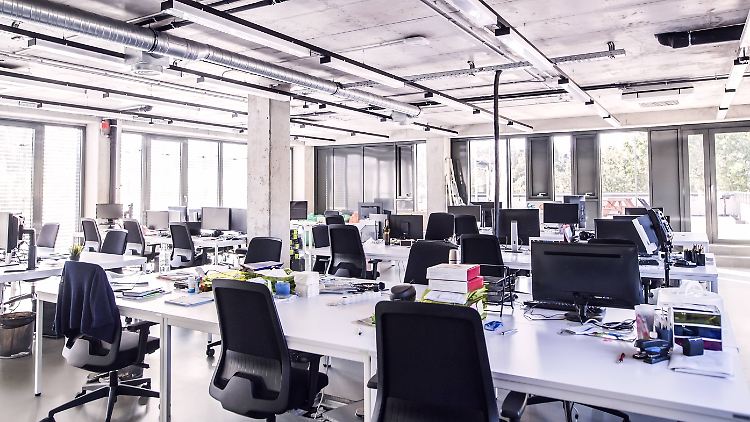 Experten gehen davon aus, dass Unternehmen nach Corona auf eine Mischung von Büro-Präsenz und Arbeiten von anderen Orten wie dem Homeoffice einschwenken könnten.