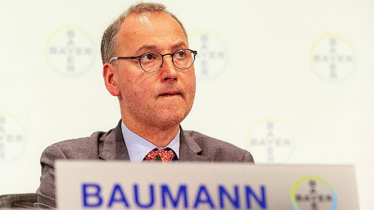 Entspannt sieht anders aus: Bayer-Chef Baumann sieht einer turbulenten Hauptversammlung entgegen.