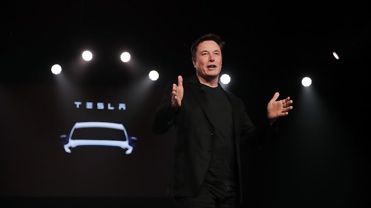 Elon Musk in seinem Element: Der Tesla-Chef präsentiert seine Zukunftspläne zu einer autonomfahrenden Tesla-Taxiflotte.