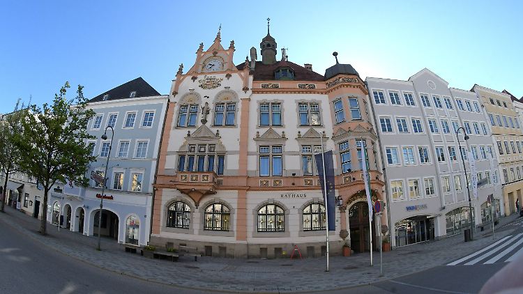 Dieses Bild zeigt das alte Rathaus am Stadtplatz in Braunau.