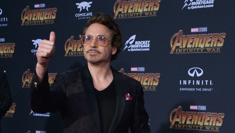 Daumen rauf von Robert Downey Jr. - auch die Aktien von Disney klettern dank "Avengers: Endgame".